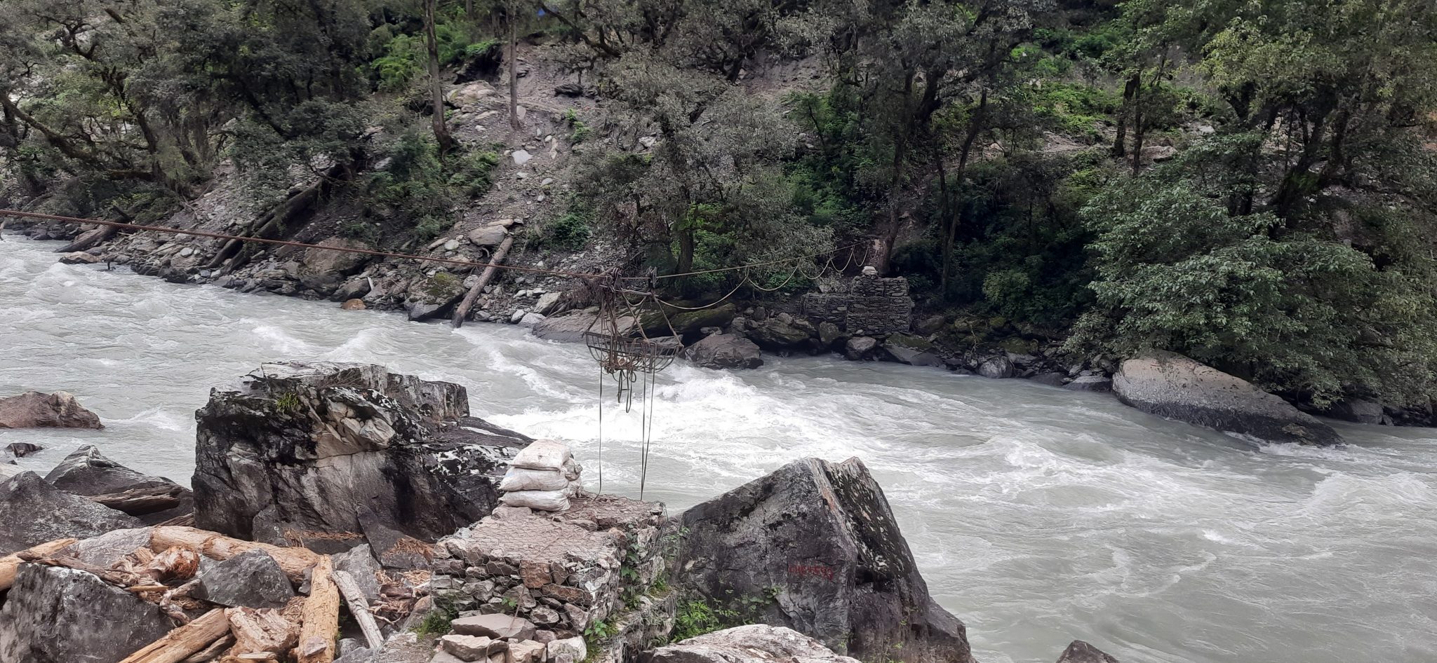 तुइनबाट खसेर एक जना बेपत्ता