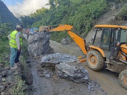 पृथ्वी राजमार्गको मौवा खोला मुग्लीन सडक खण्ड अवरुद्ध