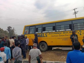 स्कुल बसको ठक्करबाट दुई महिलाको मृत्यु, ६ जना घाइते