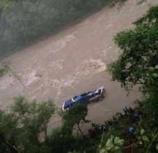 पुरिएका दुई मध्ये एउटा बसको केही भाग देखियो, ३ जना यात्रु हाम फालेर बाँचे