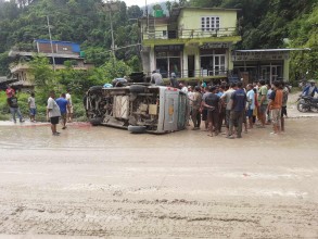 सडकमै चिप्लिएर माइक्रोबस पल्टिंदा १५ जना घाइते