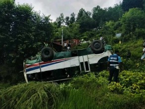 धनगढीबाट दिपायलका लागि छुटेको बस  डोटीमा दुर्घटना, १६ जना घाइते