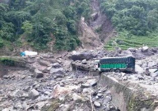 चार दिनदेखि कर्णाली राजमार्ग अवरुद्ध