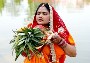 उदाउँदो सूर्यलाई अर्घ दिँदै चैती छठ सम्पन्न