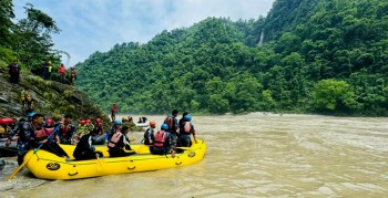 त्रिशूली नदीमा बेपत्ता दुई वटा बस तथा यात्रुको खोजी कार्यमा खासै प्रगति देखिएन , संयुक्त टोलीबाट खोजी जारी