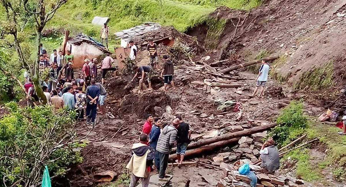 बैतडीको पुचौँडीमा पहिरोले घर पुरिँदा आमा छोराको मृत्यु, तीनजना घाइते