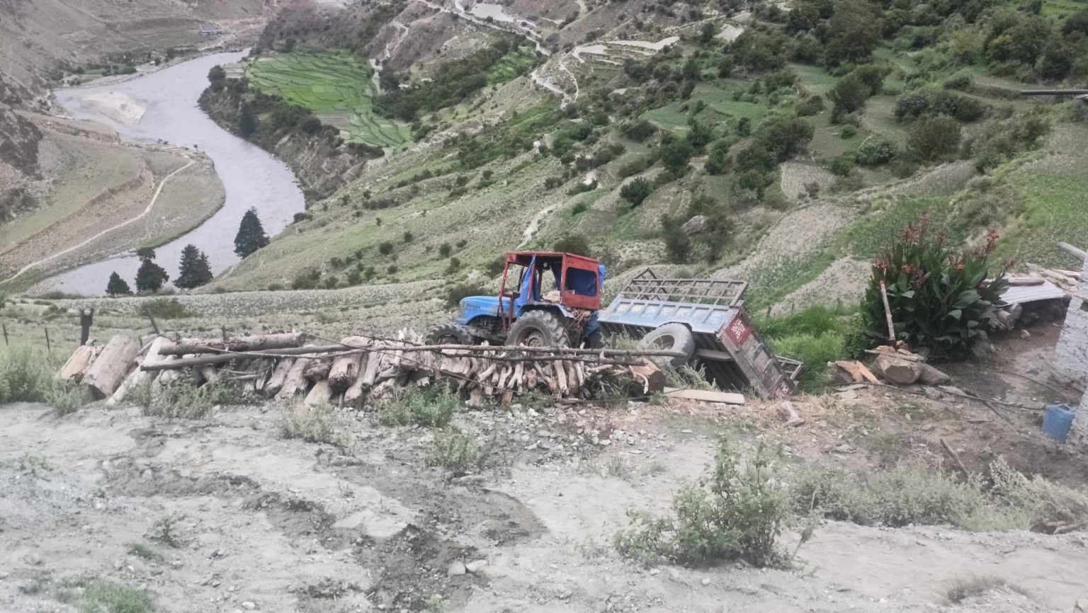 डोल्पामा ट्याक्टर दूर्घटनाः सात जना घाइते, दुई जनाको अवस्था गम्भीर