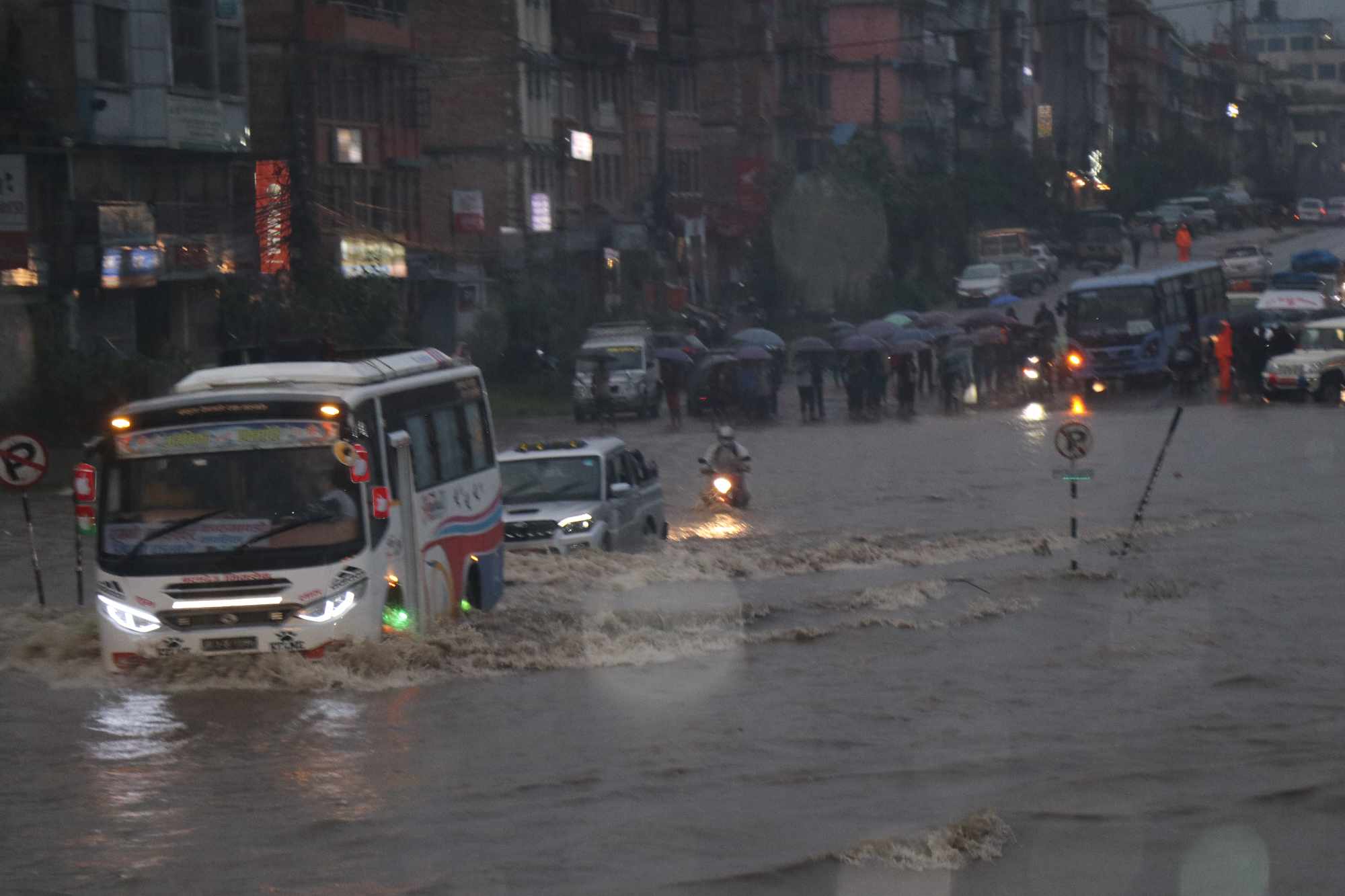 बनेपाको पुलबजार क्षेत्र ढुबान हुँदा साना सवारीसाधनलाई सकस