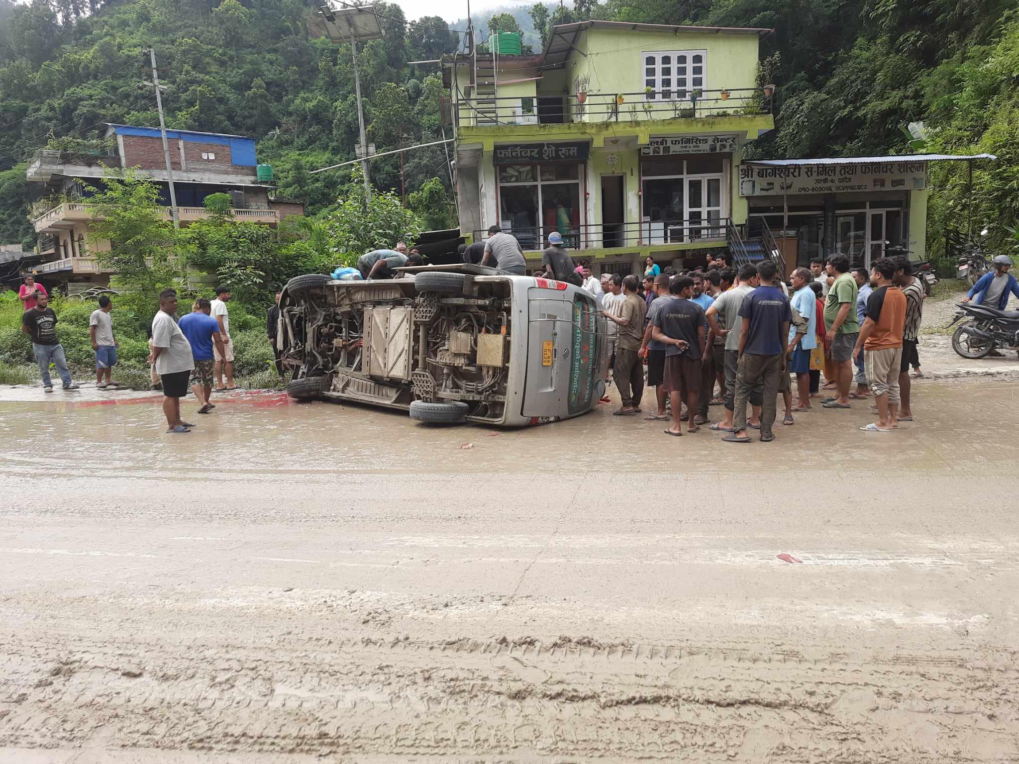 सडकमै चिप्लिएर माइक्रोबस पल्टिंदा १५ जना घाइते