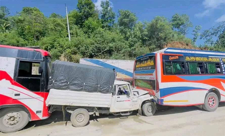 पृथ्वीराजमार्गअन्तर्गत तनहुँमा छ वटा गाडी एकआपसमा ठोक्किंदा चार जना घाइते