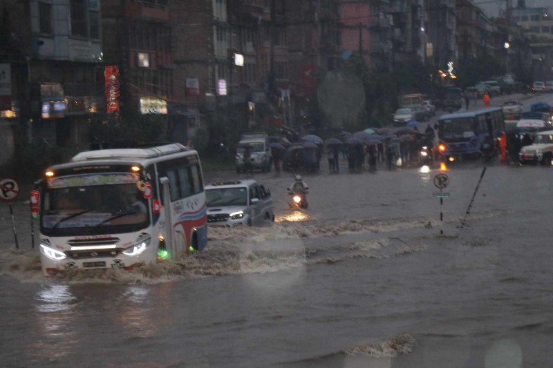 बनेपाको पुलबजार क्षेत्र ढुबान हुँदा साना सवारीसाधनलाई सकस