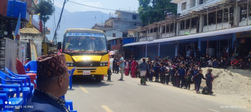 सामुदायिक विद्यालय अब्बल बनाउन विद्यालयमा निशुल्क बस सेवा सुरु