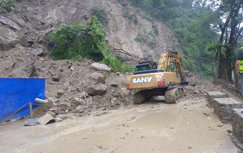 पहिरो खस्दा नारायणगढ-मुग्लिन सडक अवरुद्ध