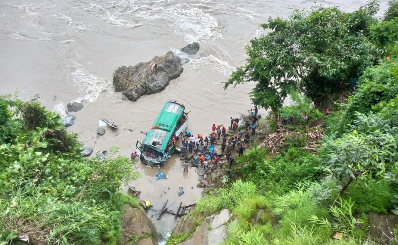 त्रिशुली नदीमा बस खस्दा ८ जनाको मृत्यु, ८ घाइते