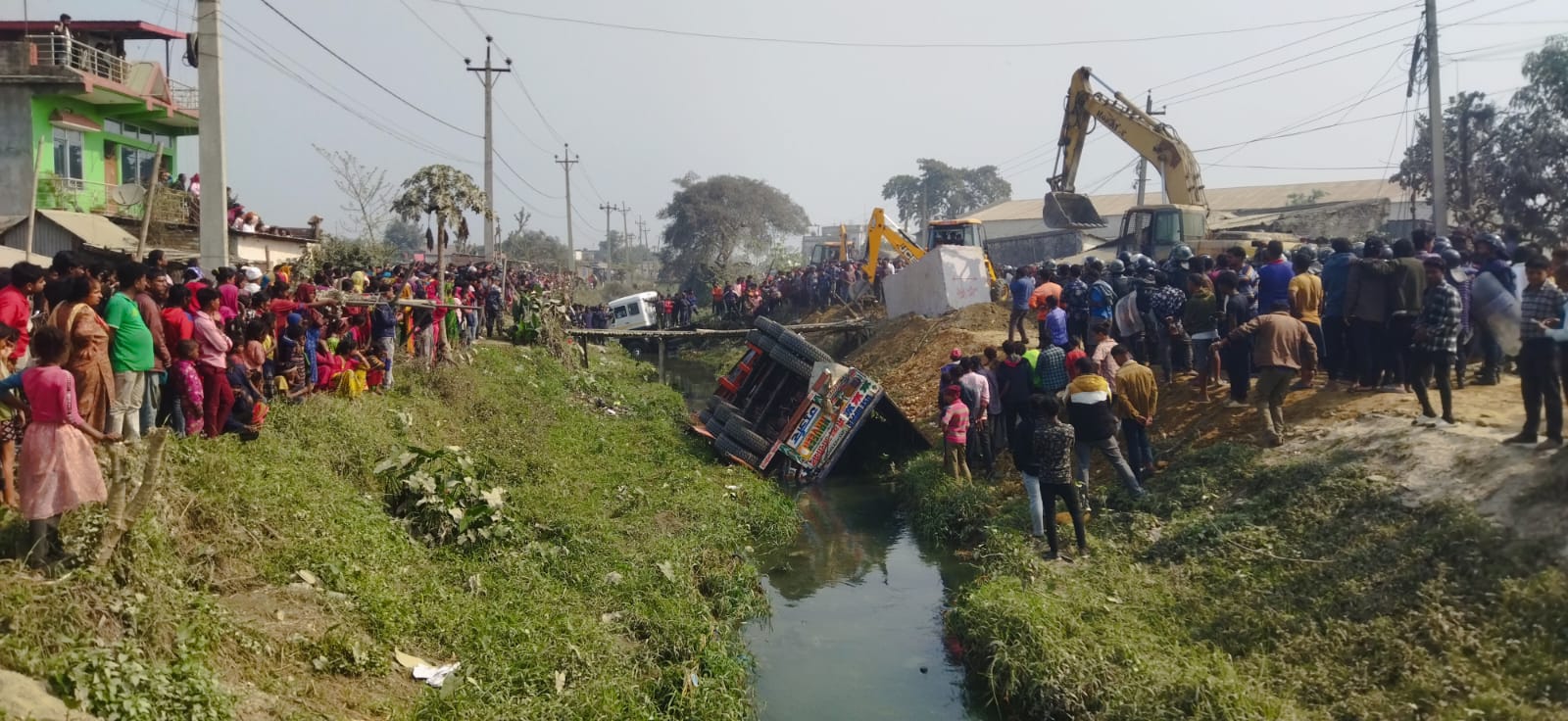 मालवाहक ट्रक घरमाथि पल्टिँदा एकै परिवारका दुई सहित तीन जनाको मृत्यु