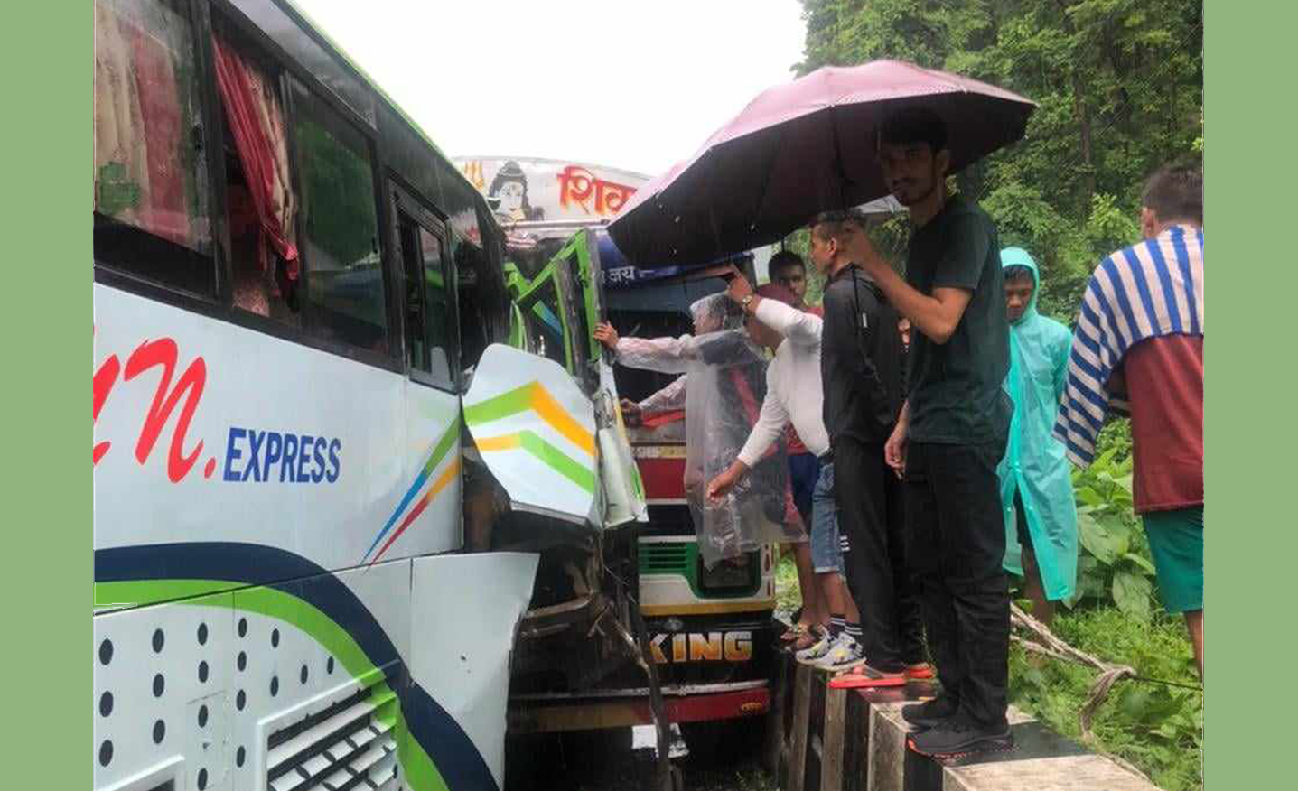 बस र ट्रक जुधेर दूर्घटना हुँदा ११ जना घाईते, दूर्घटनाका कारण सडक अबरुद्ध