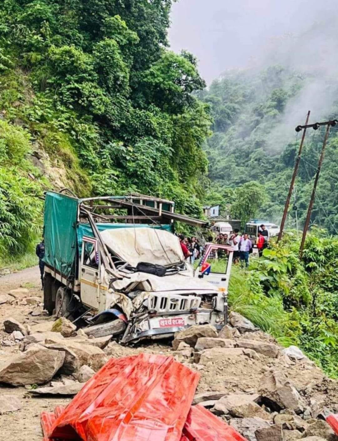 सिद्धबाबा क्षेत्रमा गुडिरहेको जीपमाथि पहिरो खस्दा तीनजना घाइते