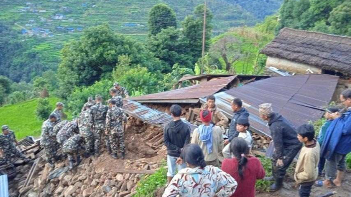 पहिरोमा परेर एकै परिवारका ४ जना सहित ६ जनाको मृत्यु