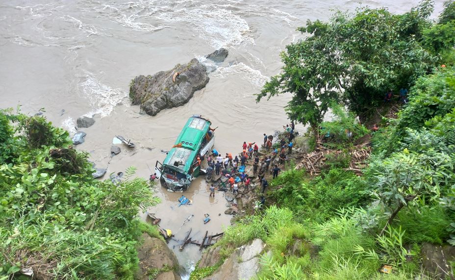 त्रिशुली नदीमा बस खस्दा ८ जनाको मृत्यु, ८ घाइते